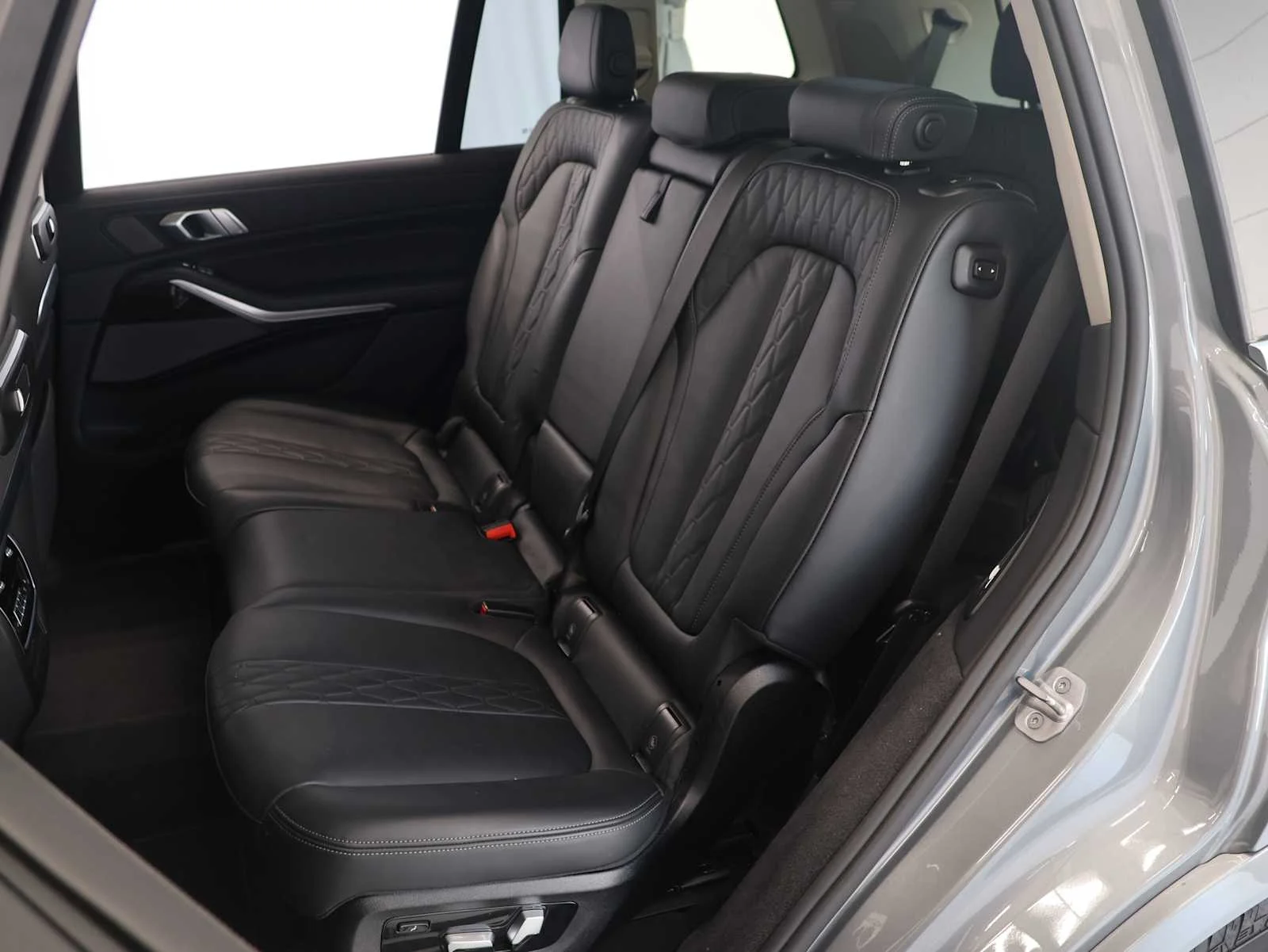 Used 2026 Skyscraper Grey Metallic BMW xDrive40i image 25