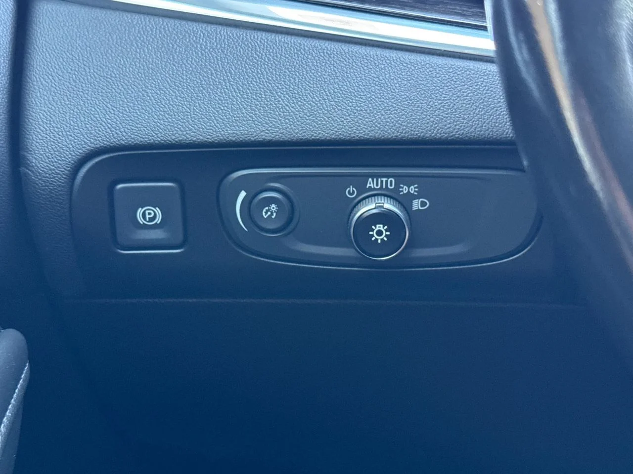 Used 2021 WHITE FROST TRICOAT Buick Avenir image 74