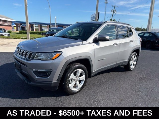Used 2018 Silver Jeep Latitude image 3