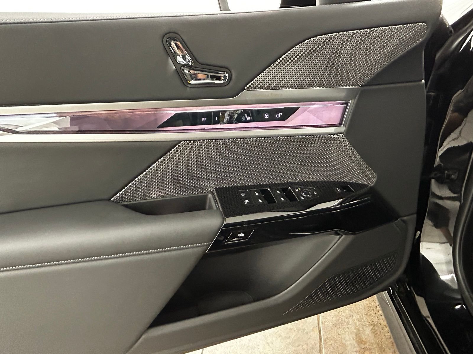 New 2026 Black Sapphire Metallic BMW xDrive60 image 39