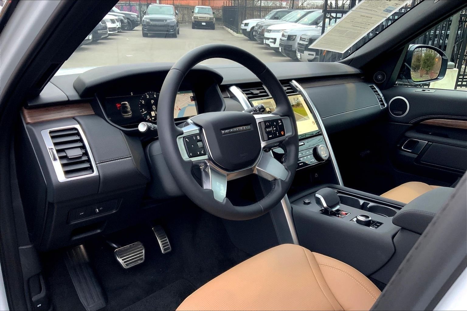 Certified Used 2025 Fuji White Land Rover Dynamic SE image 17
