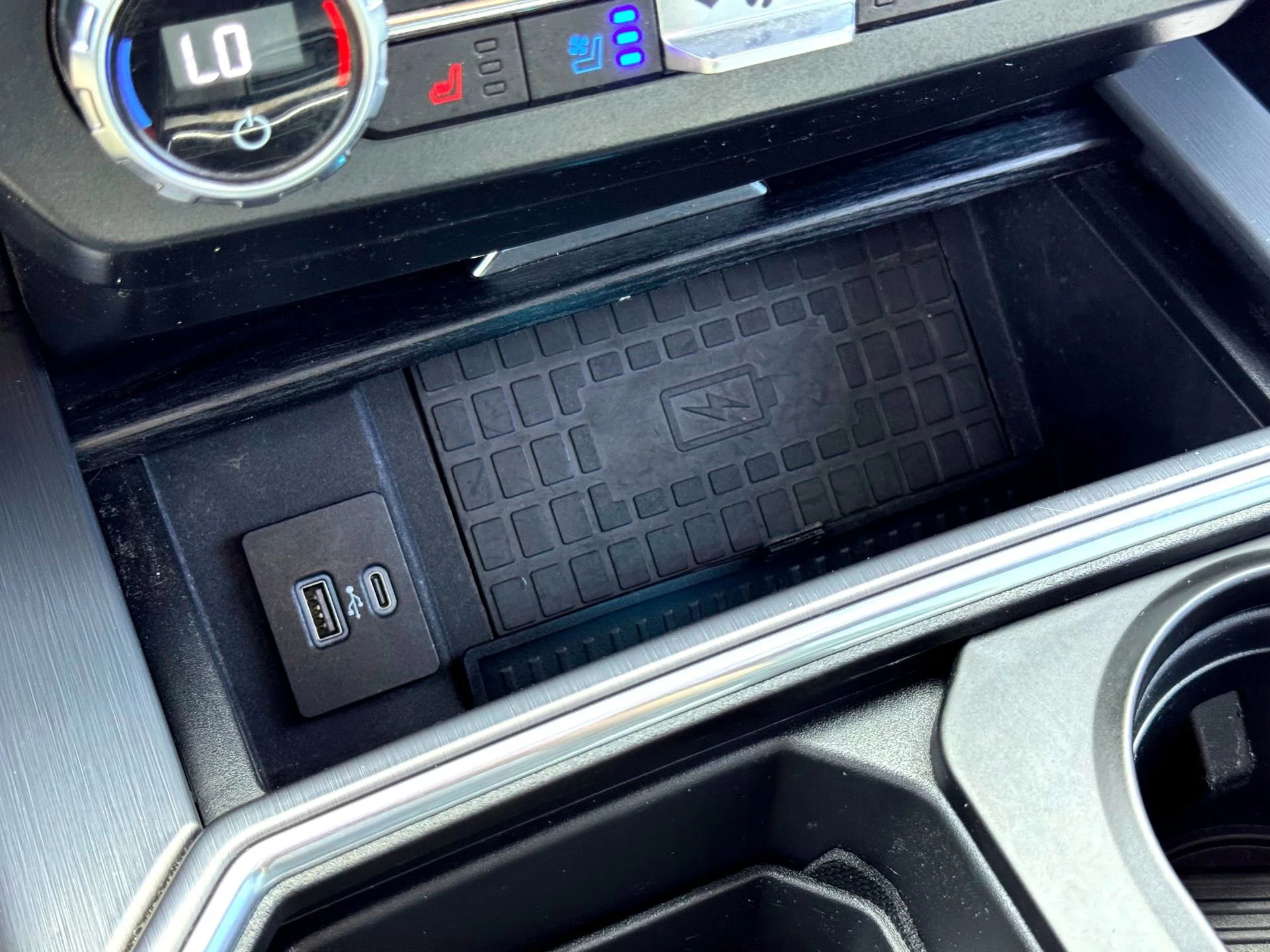 Used 2022  Ford Limited image 33