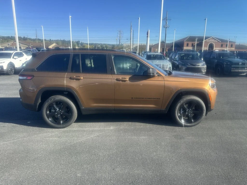 New 2027 Copper Shino Metallic Clearcoat Jeep Limited image 9