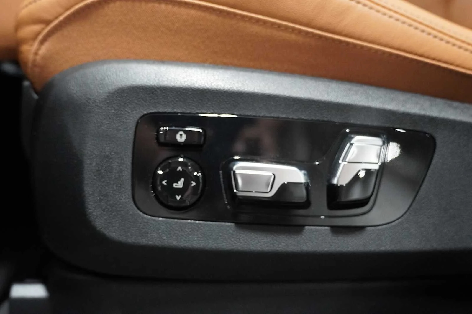 Used 2026 Skyscraper Grey Metallic BMW M60i image 14