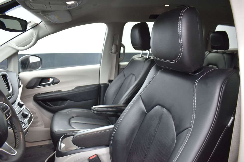 Used 2023 White Chrysler Touring L image 10
