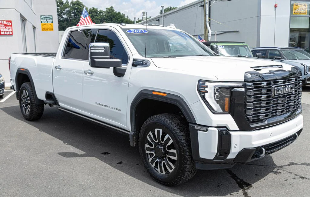 Used 2025 White GMC Denali Ultimate image 8