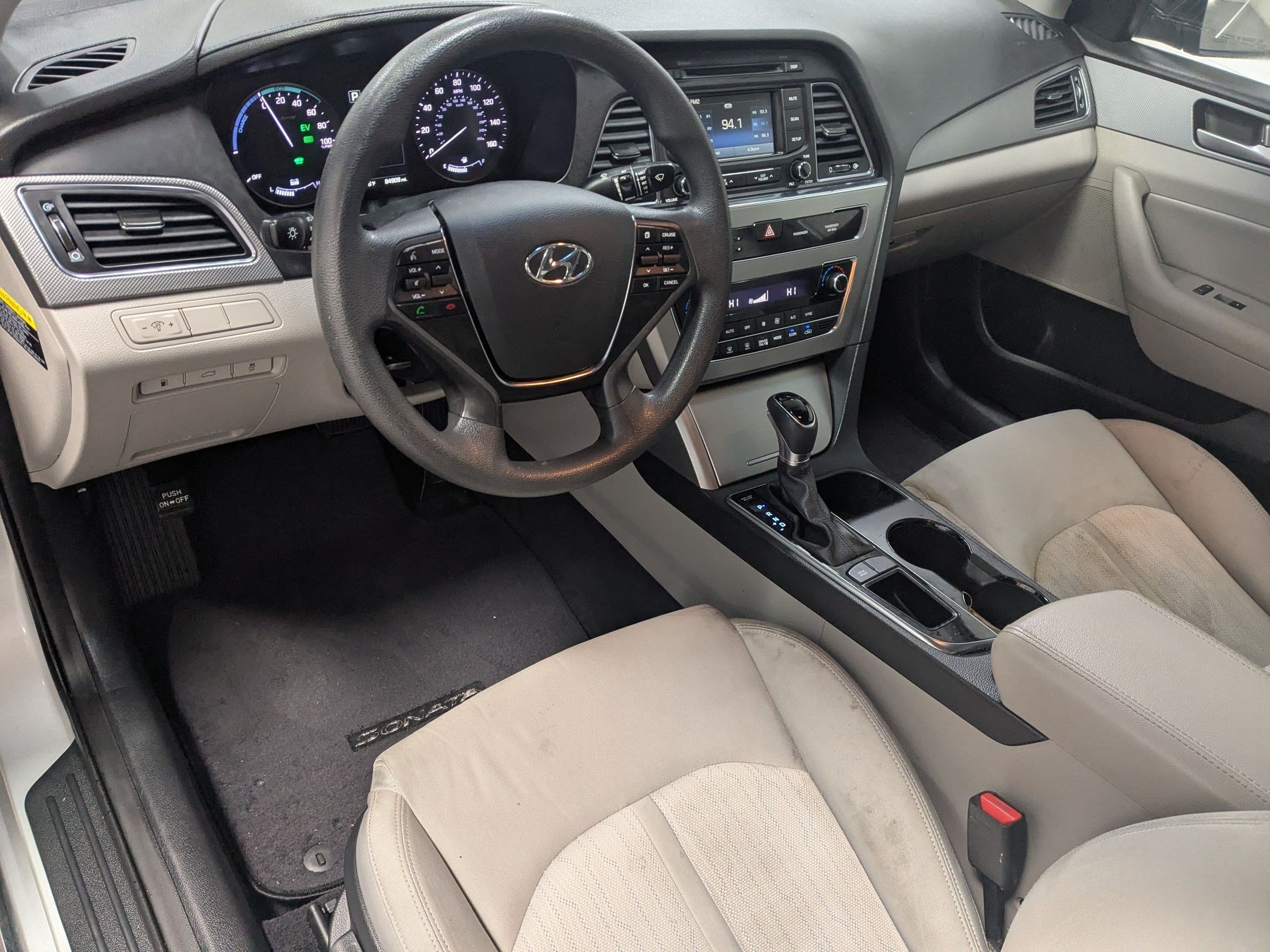 Used 2016 Starlight Silver Hyundai SE image 10