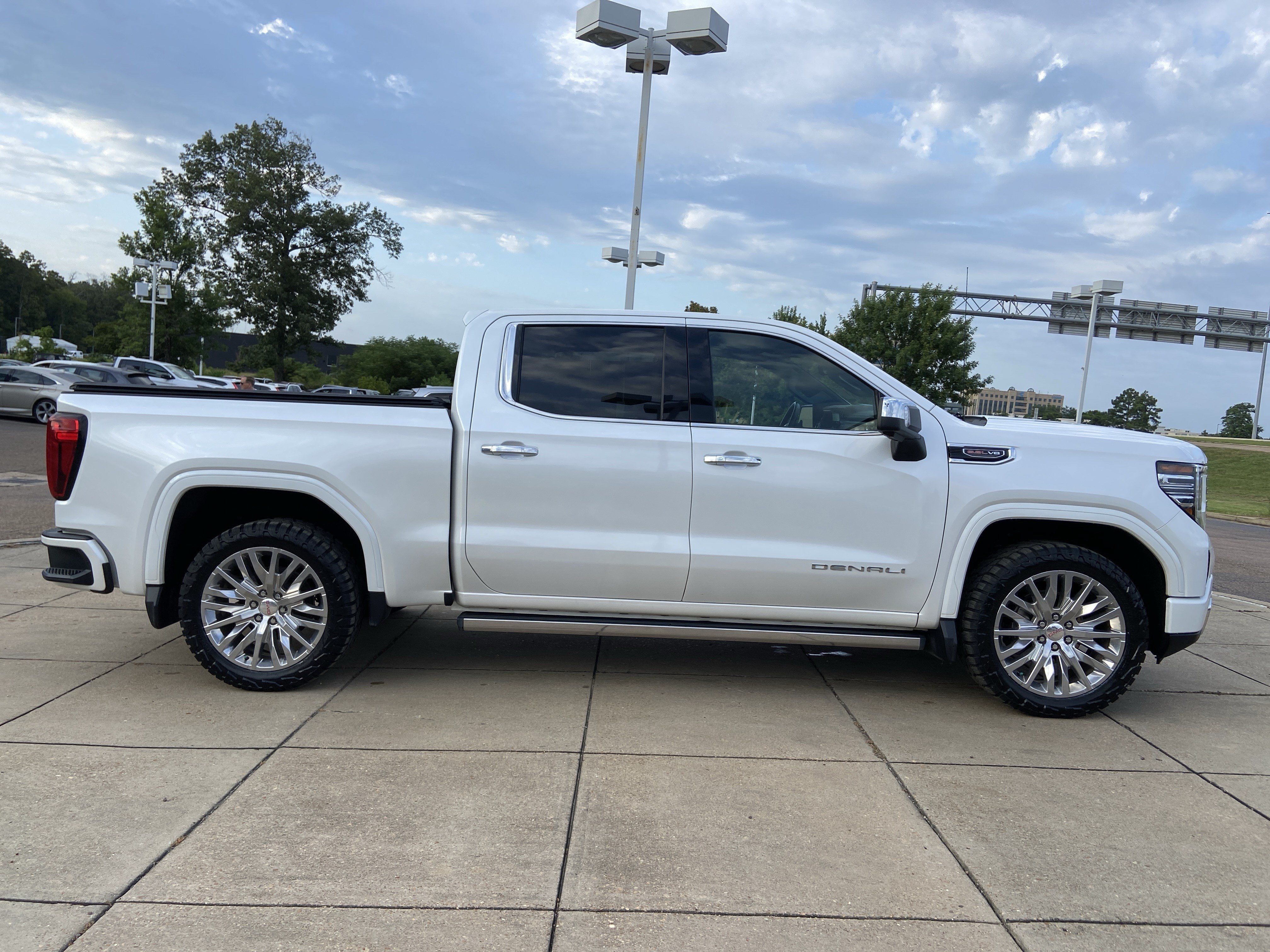 Used 2022 White Frost Tricoat GMC Denali image 13