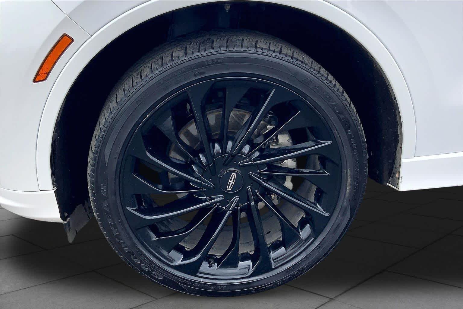 Used 2025 Pristine White Lincoln Reserve image 11