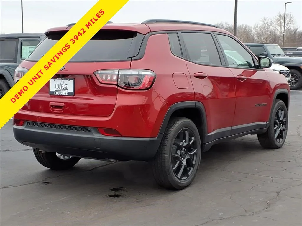 New 2026 Red Hot Pearl-Coat Exterior Paint Jeep Latitude image 16