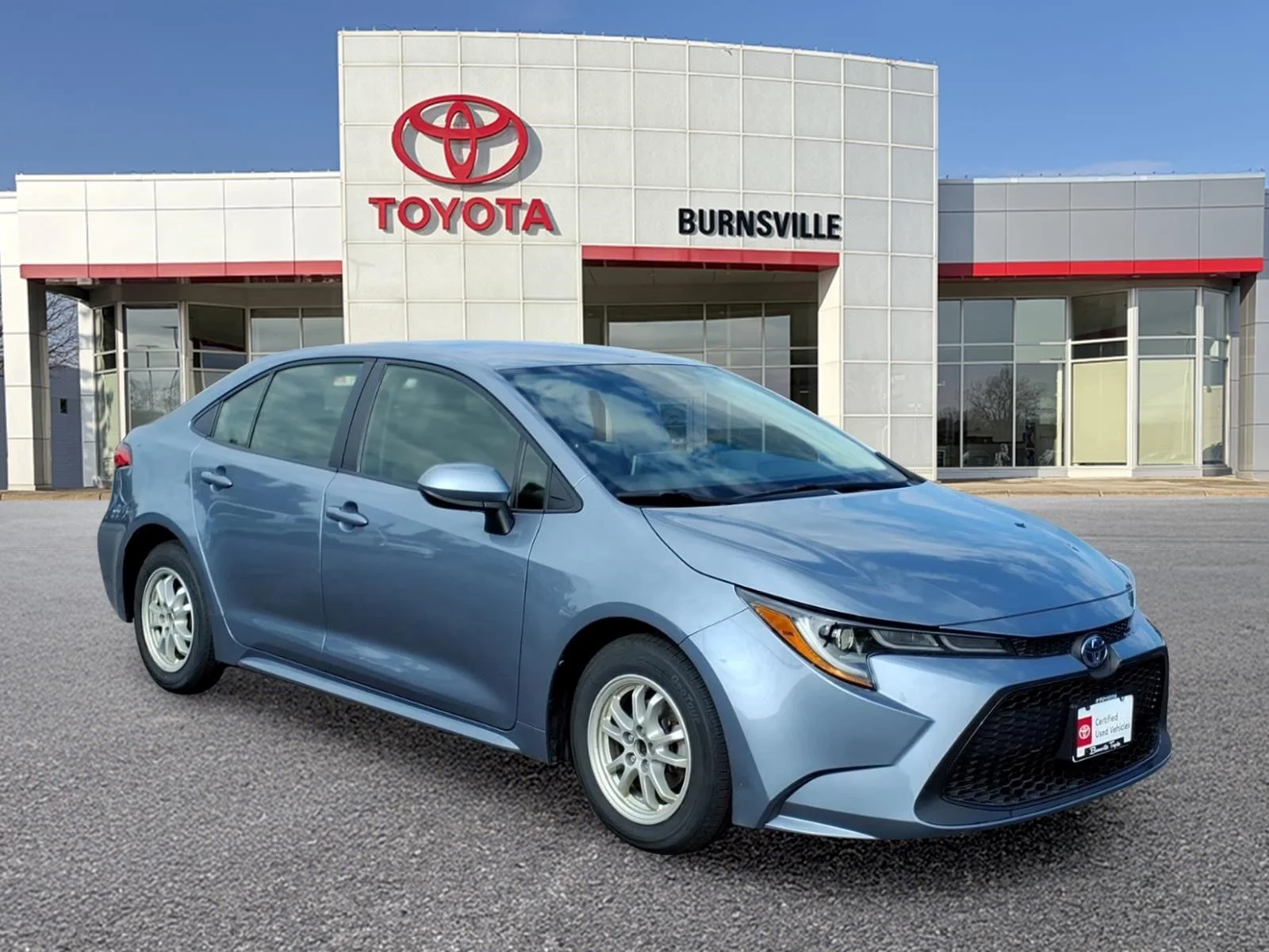 Certified Used 2022  Toyota LE image 1
