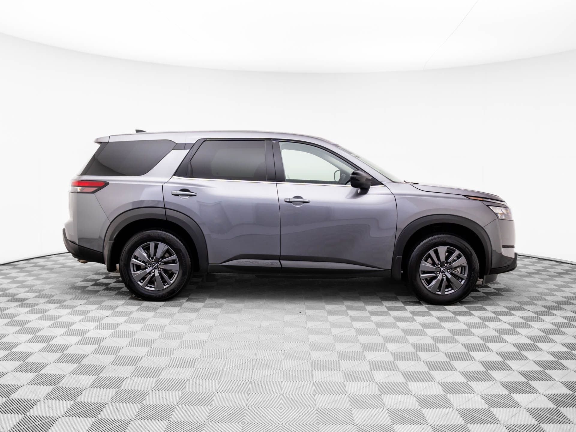 2024 Nissan Pathfinder S photo 4