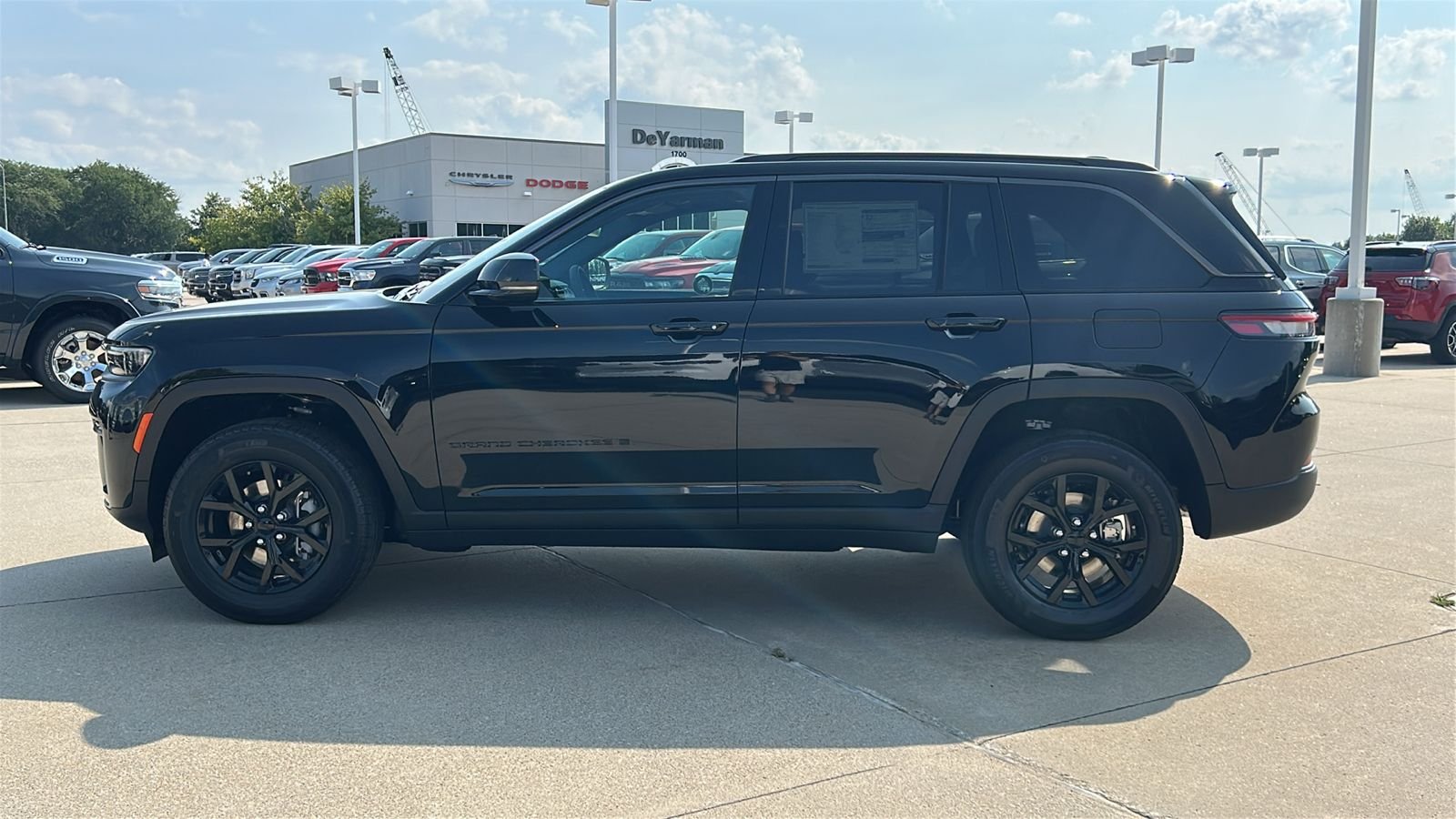 New 2026 Diamond Black Crystal Pearl-Coat Exterior Paint Jeep Altitude image 7