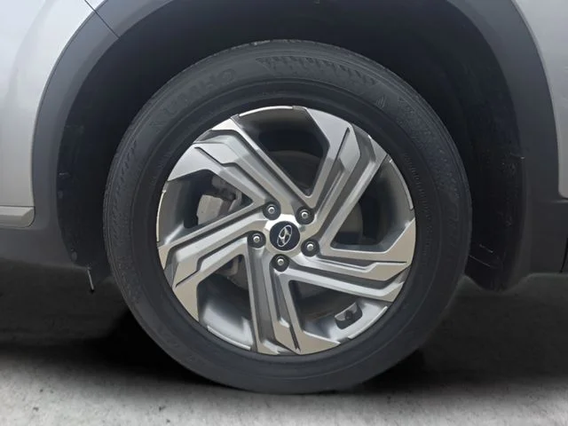 Used 2023 Silver Hyundai SE image 18