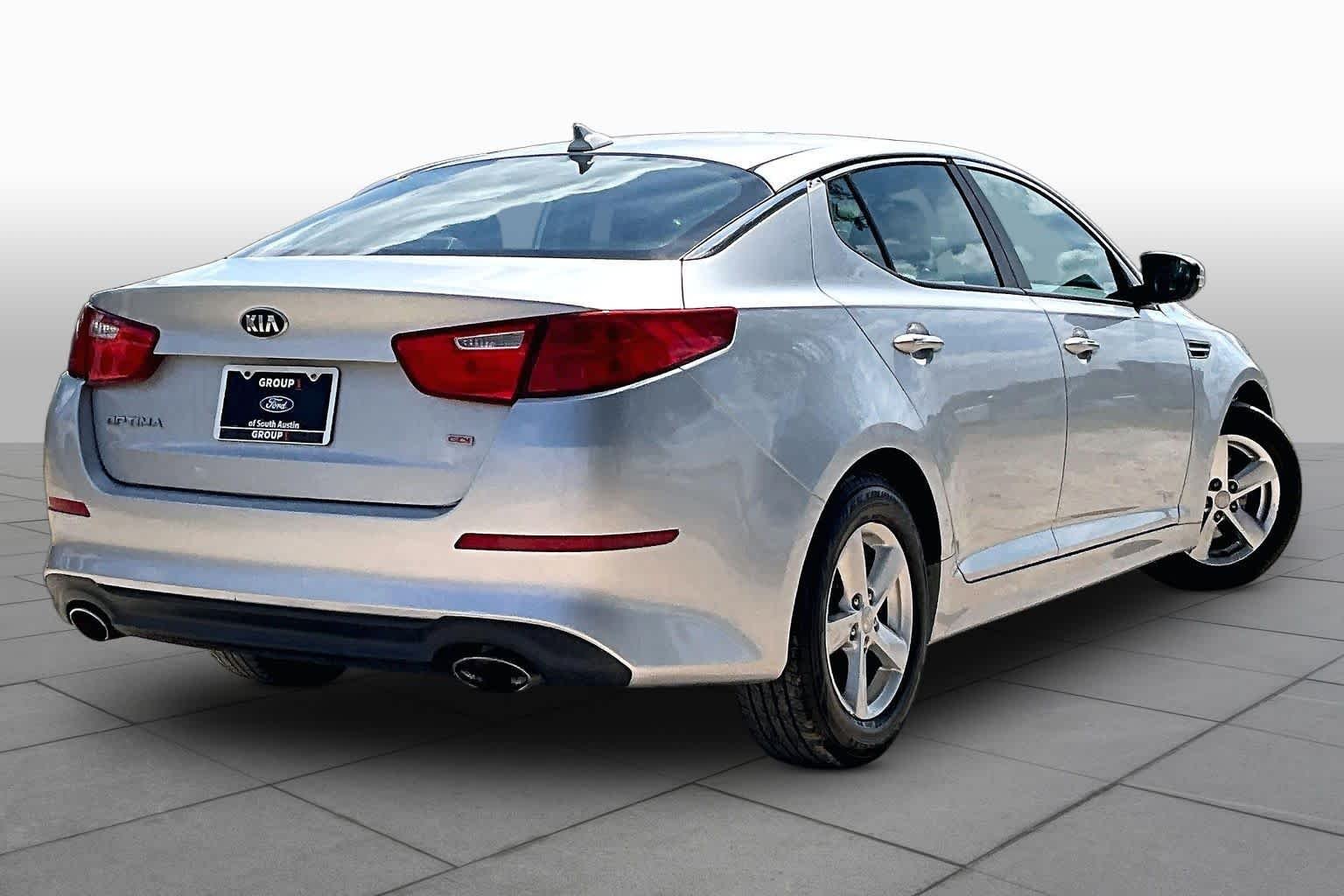 Used 2015 Sparkling Silver Kia LX image 7
