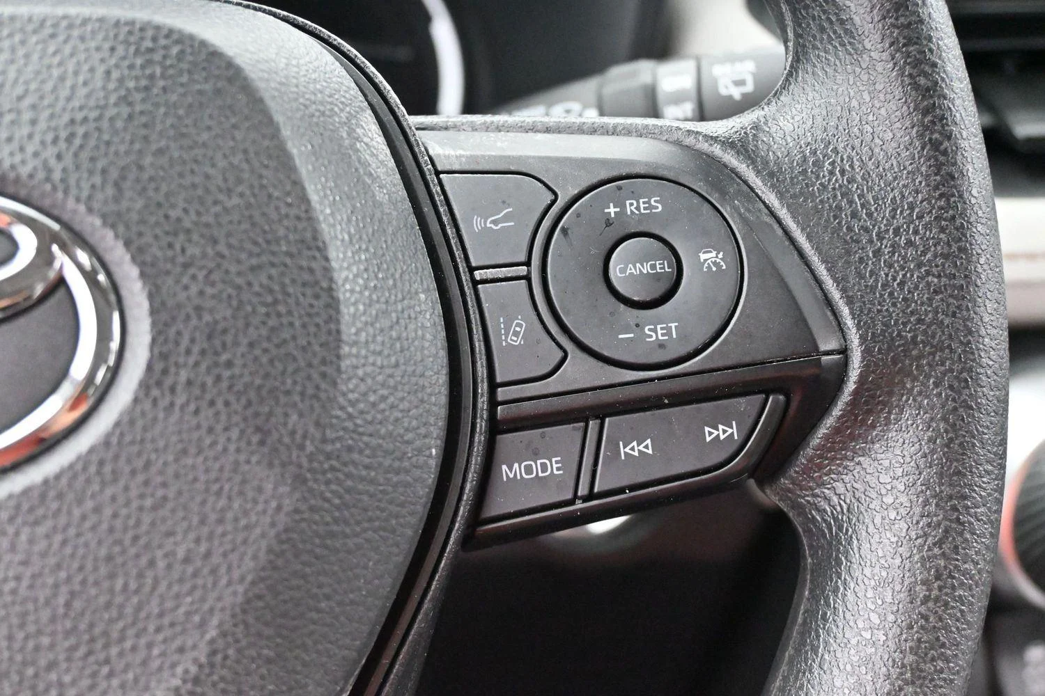 Used 2025 White Toyota XLE image 18