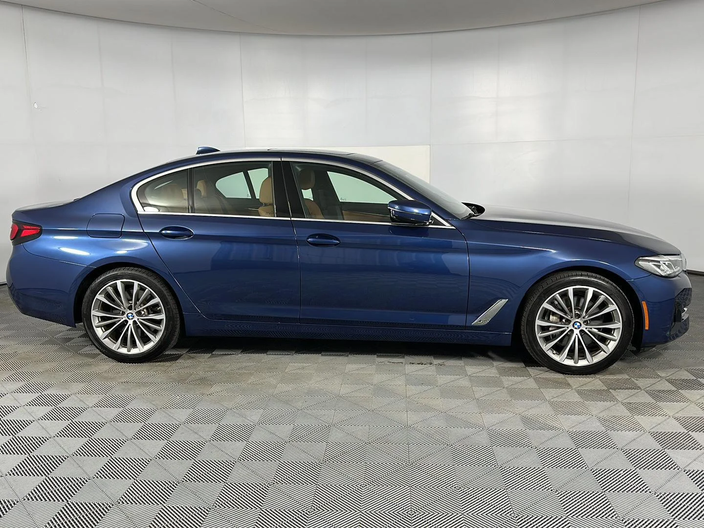 Used 2022 Phytonic Blue Metallic BMW 540i xDrive image 30