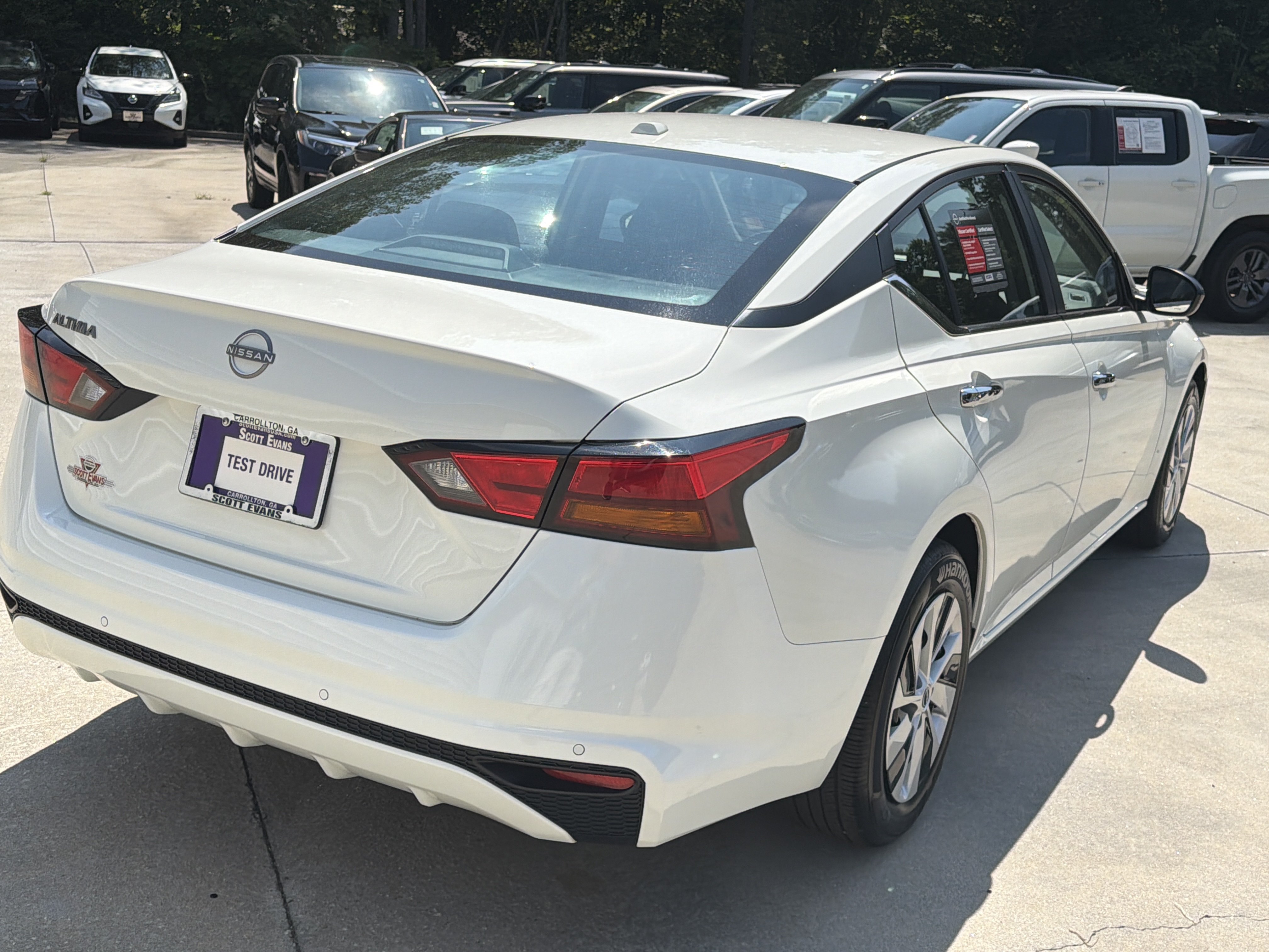 Certified Used 2025 Glacier White Nissan S image 8