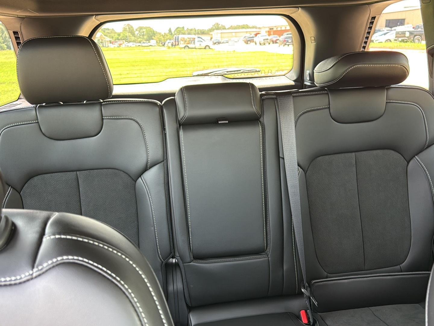 New 2026 Diamond Black Crystal Pearl-Coat Exterior Paint Jeep Laredo Altitude image 26