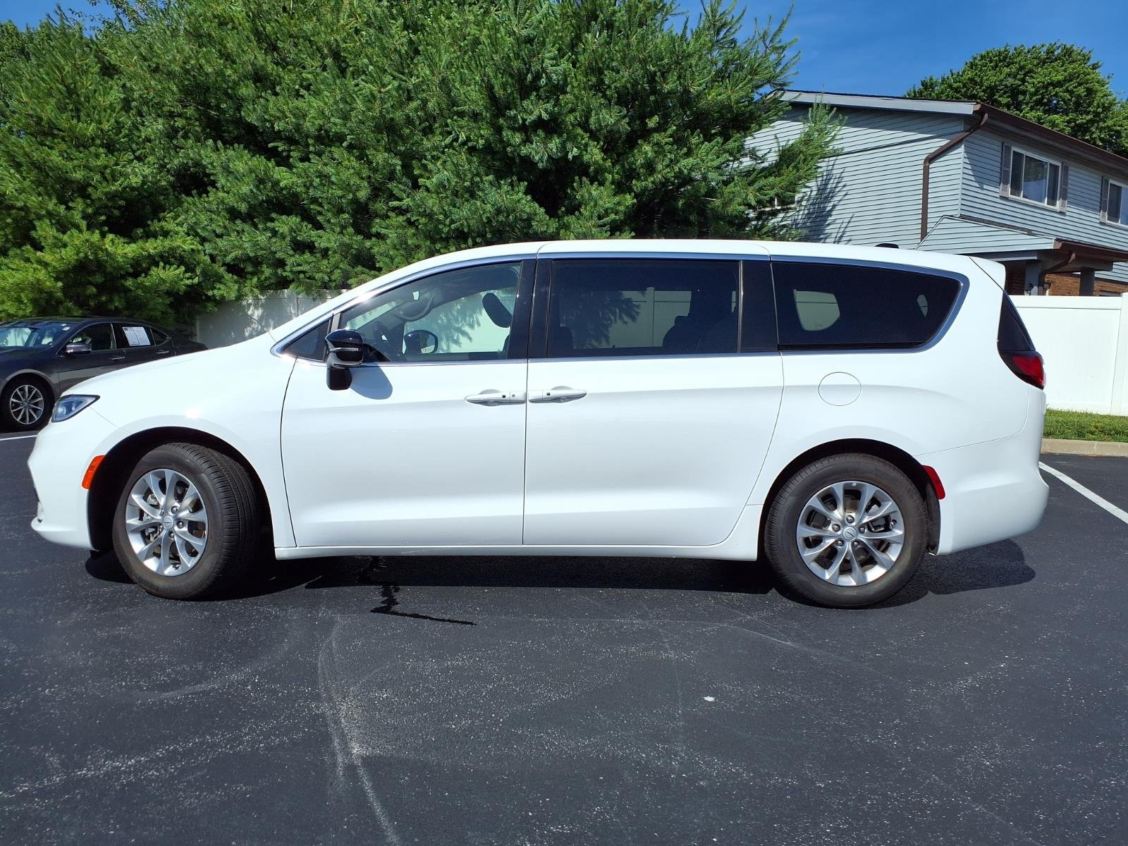 Used 2026 White Chrysler Limited image 28