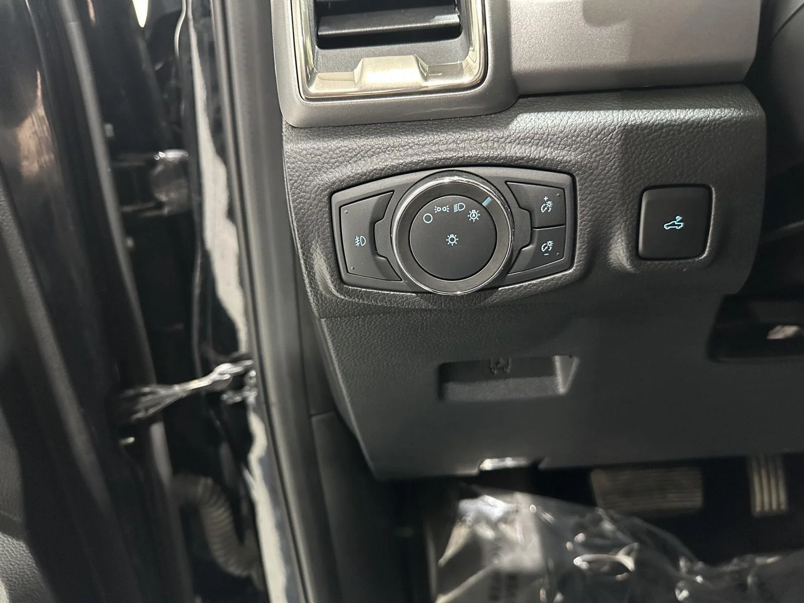 Used 2020 Shadow Black Ford XL image 15