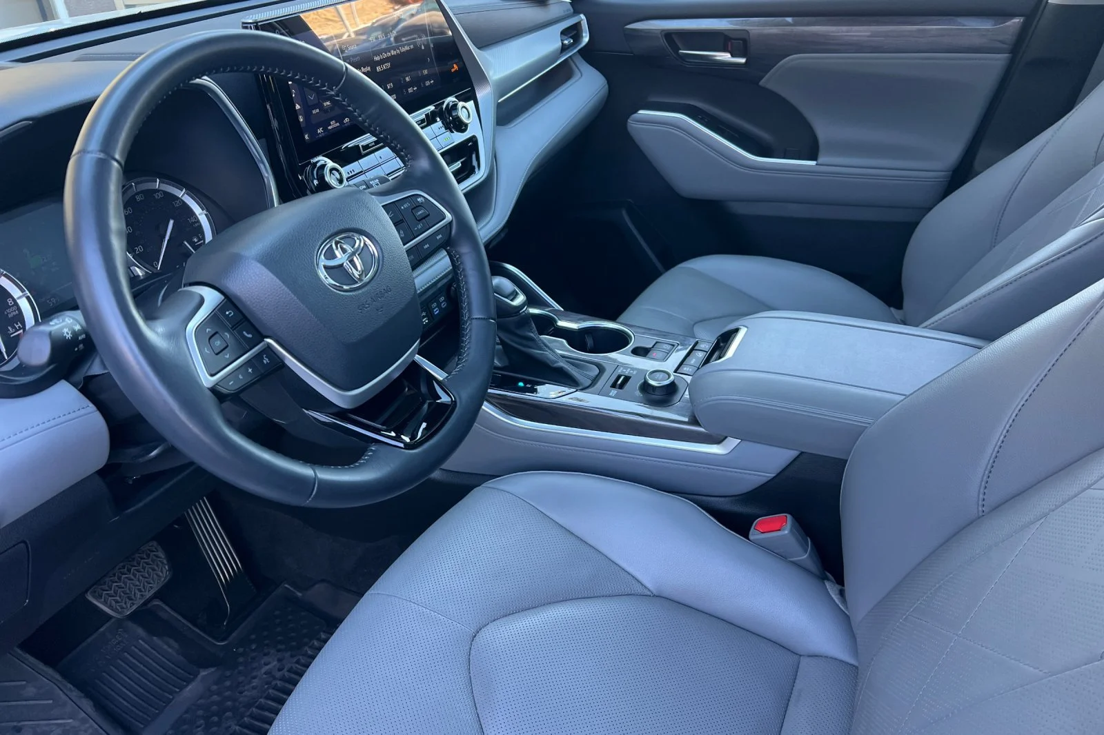 Certified Used 2022 Wind Chill Pearl Toyota Platinum image 9
