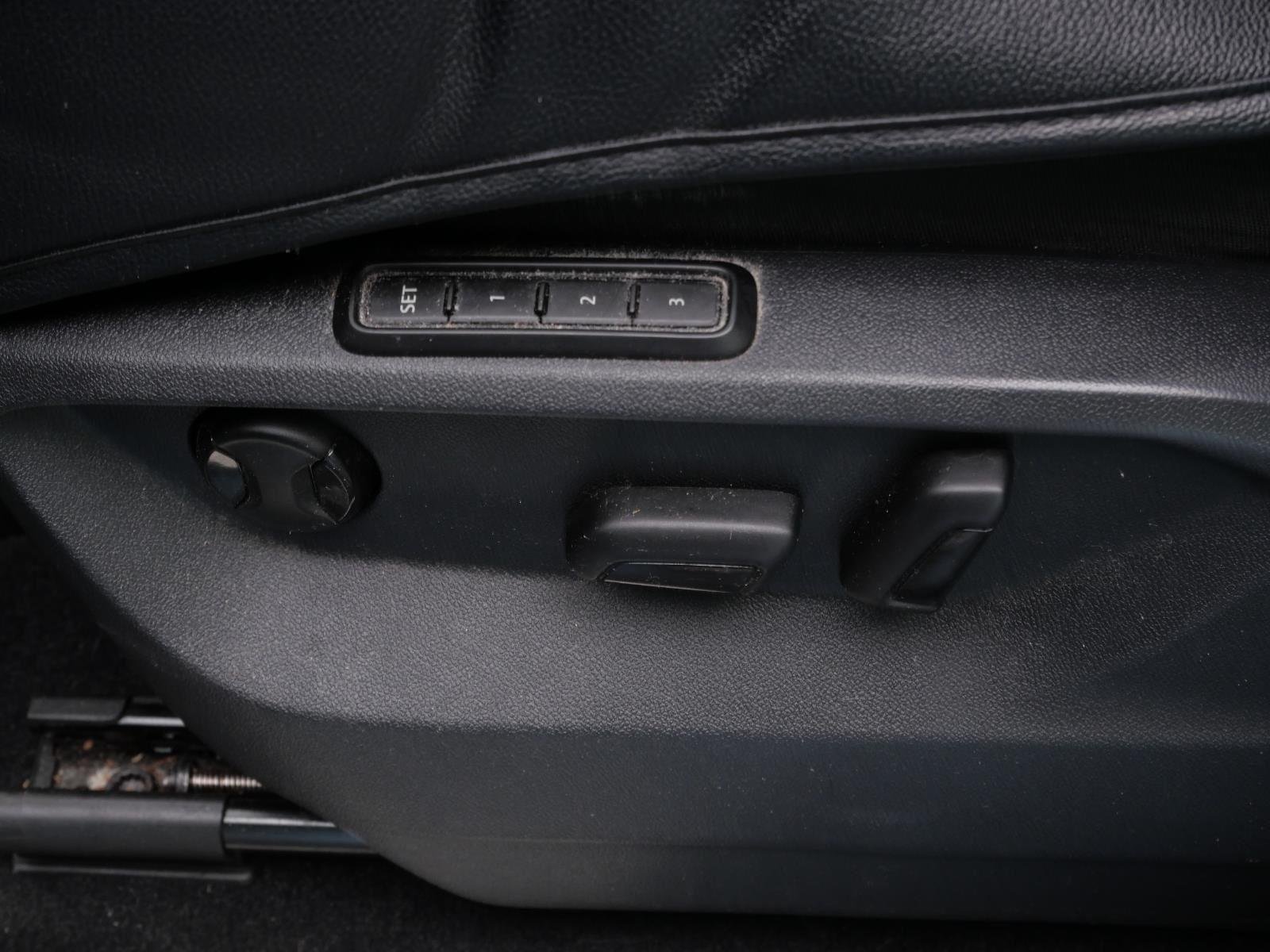 Used 2020 Deep Black Pearl Volkswagen 3.6L V6 SEL Premium image 19