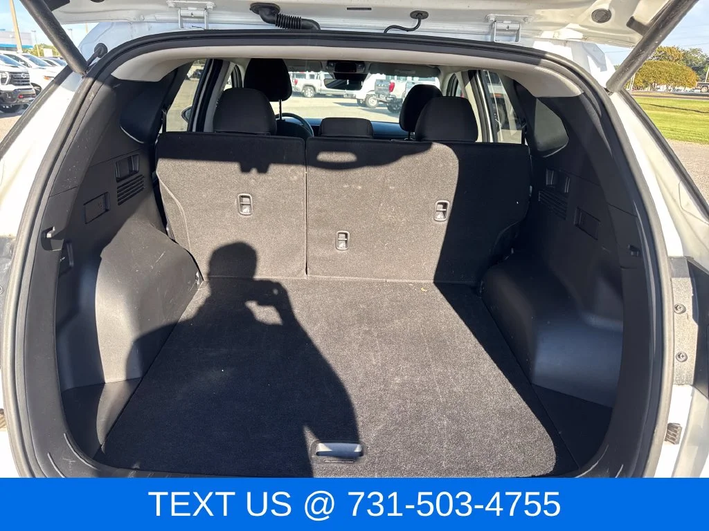 Used 2025 White Hyundai SEL image 24