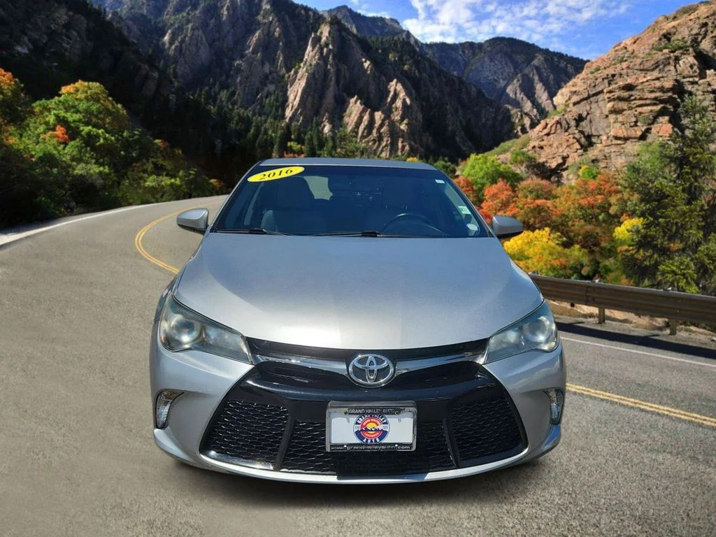 Used 2016 Silver Toyota SE image 6