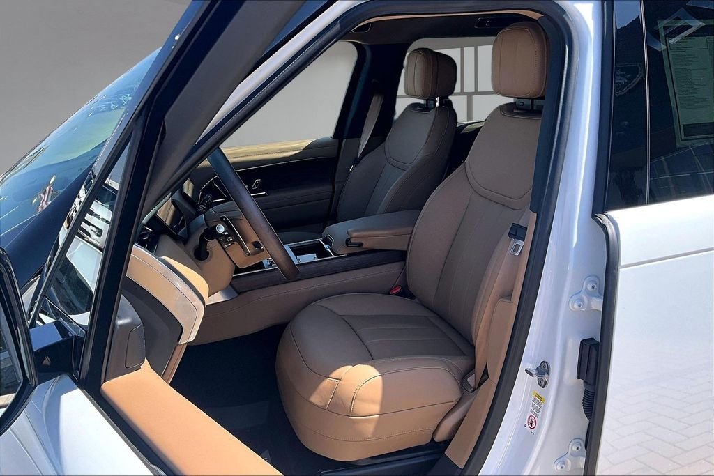 New 2026 Fuji White Land Rover SE image 9