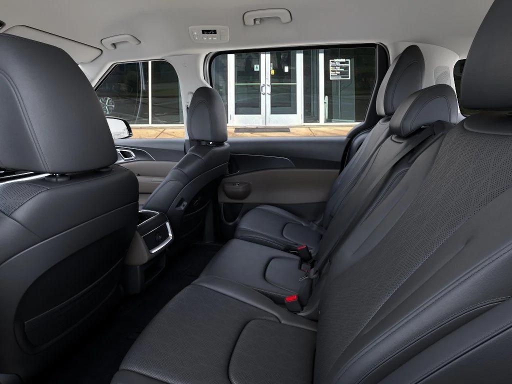 New 2027 Ceramic Silver Kia LXS image 18