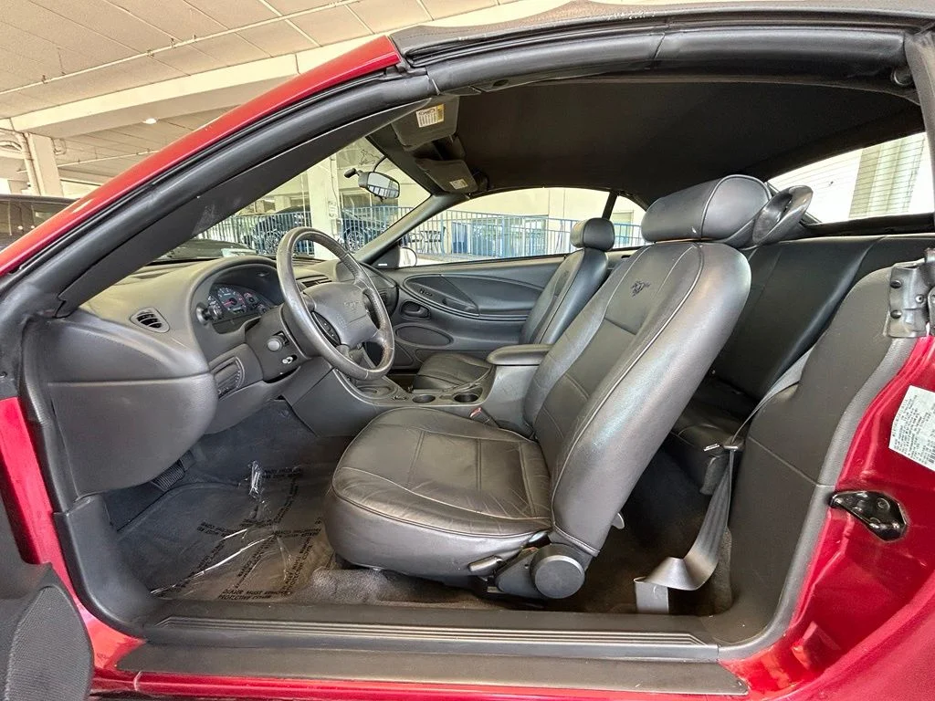 Used 2003 Red Ford V6 image 9