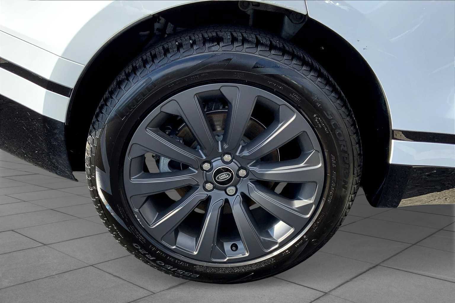 Used 2022 Fuji White Land Rover R-Dynamic S image 11