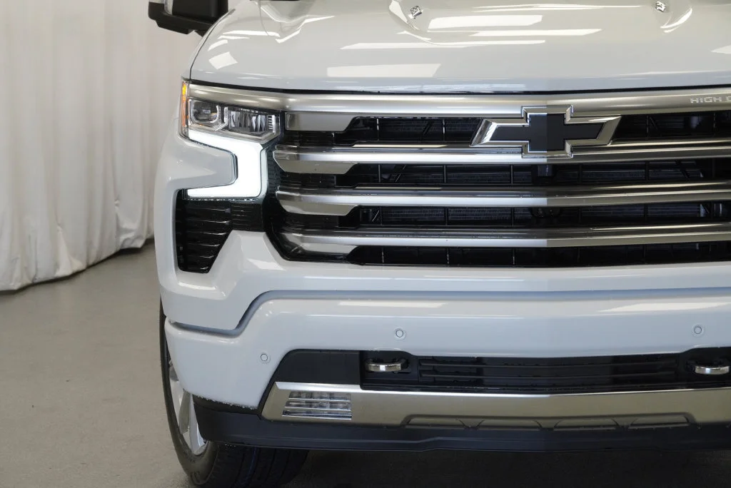 New 2026 Polar White Tricoat Chevrolet High Country image 33