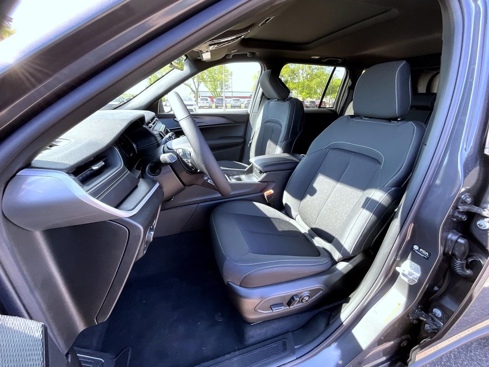 New 2026 Baltic Gray Metallic Clear-Coat Exterior Paint Jeep Laredo X image 11