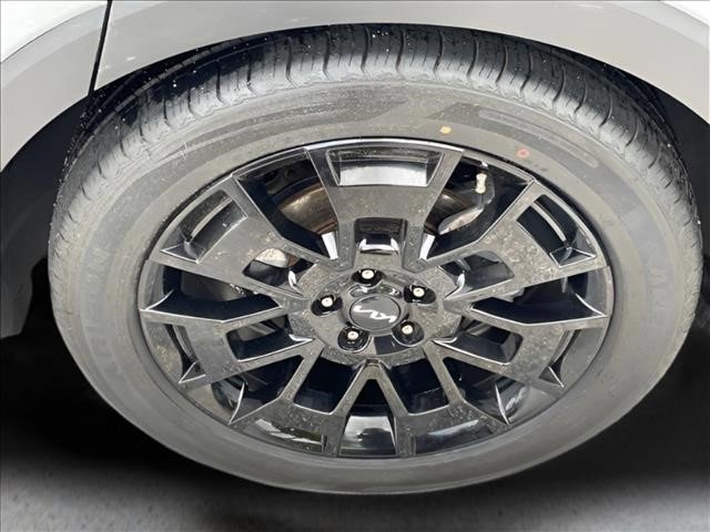 Used 2022 Wolf Gray Kia SX image 29