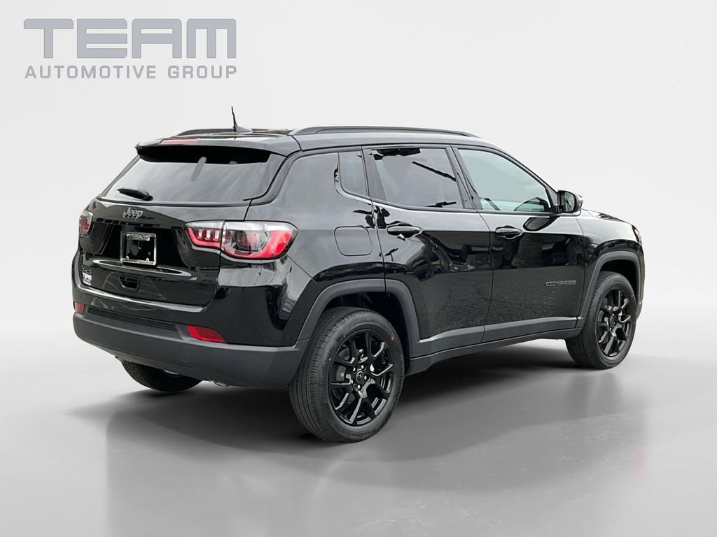 New 2026 Diamond Black Crystal Pearl-Coat Exterior Paint Jeep Latitude image 7