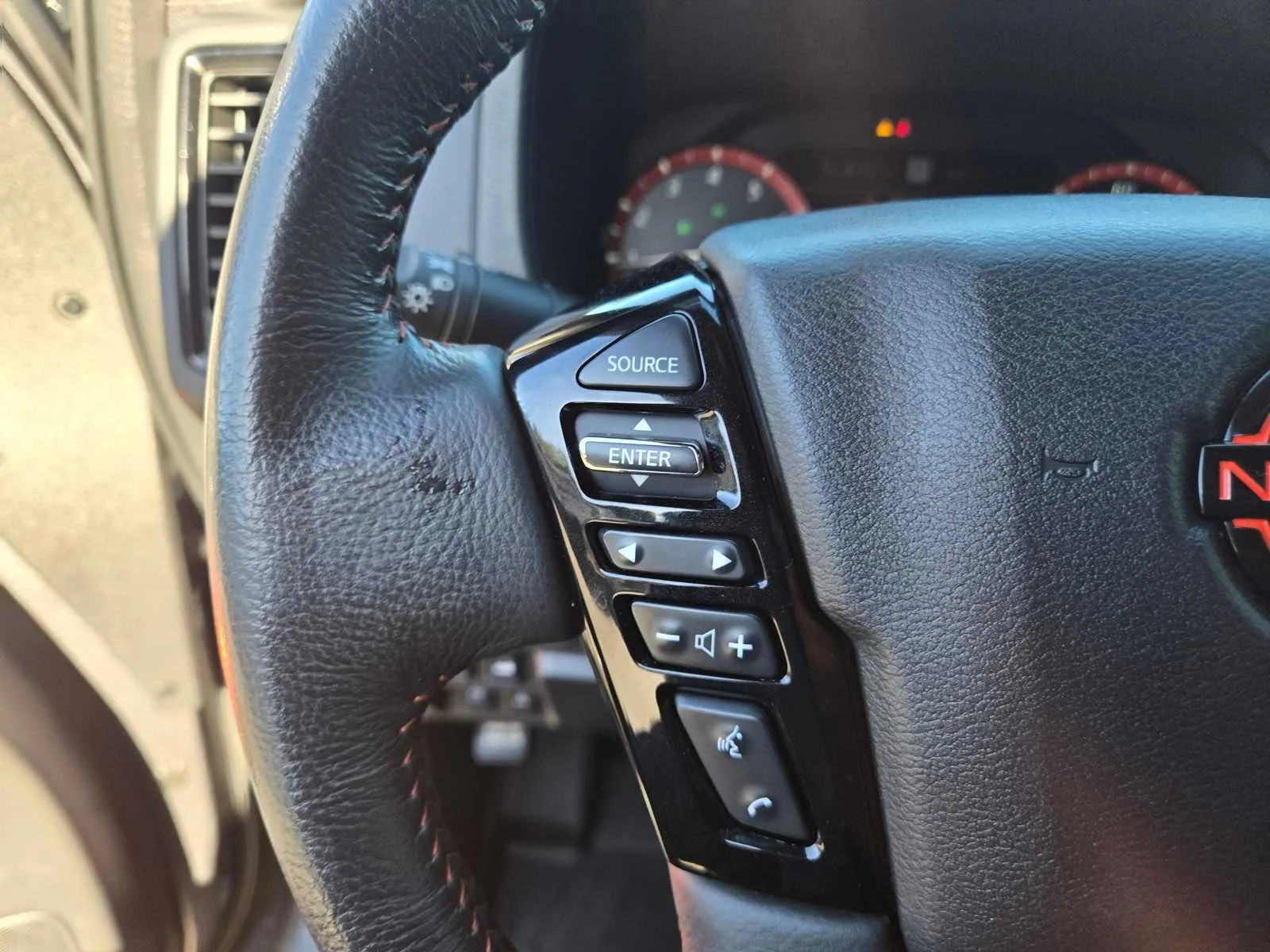 Used 2023  Nissan PRO-4X image 28