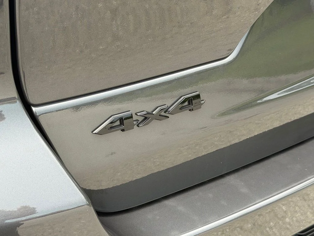 New 2026 Baltic Gray Metallic Clear-Coat Exterior Paint Jeep Laredo Altitude image 36