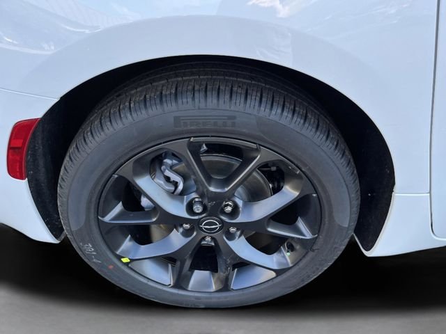 New 2026 Bright White Clear-Coat Exterior Paint Chrysler Select image 9