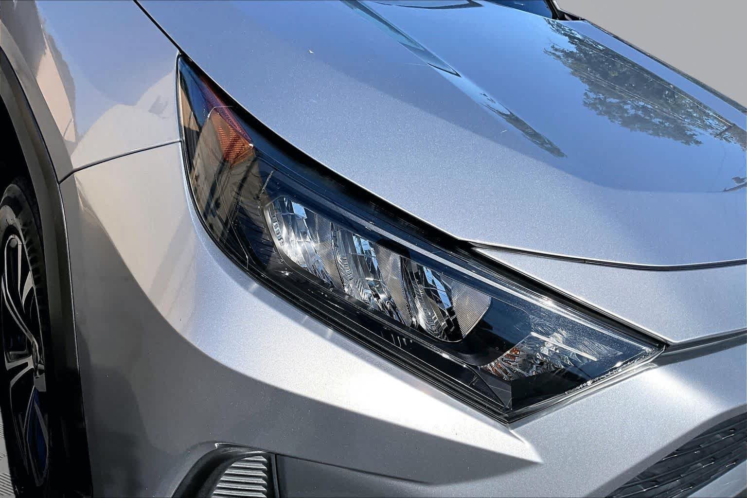 Used 2020 Silver Sky Metallic Toyota LE image 28