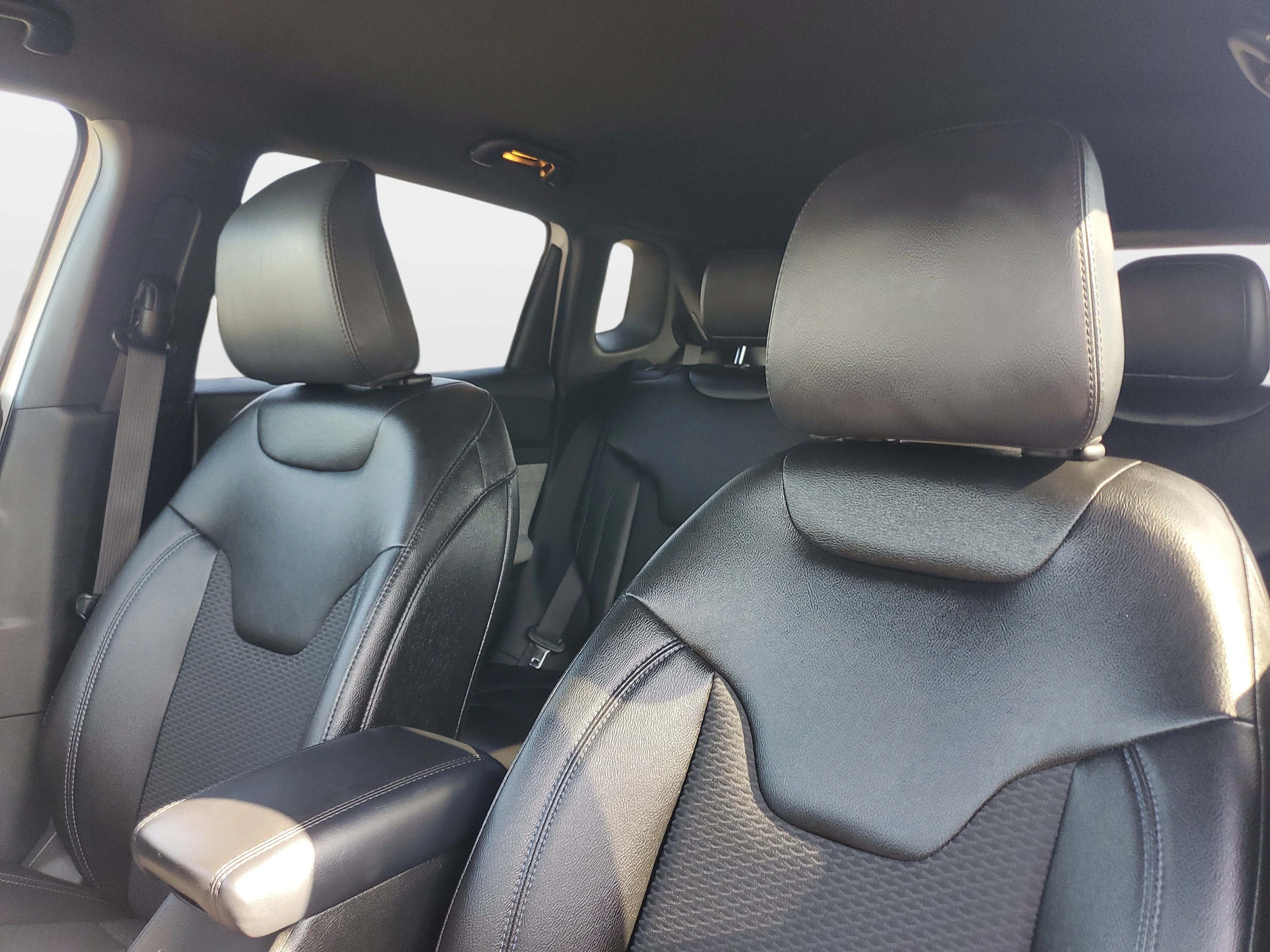 Used 2024 White Jeep Latitude image 12