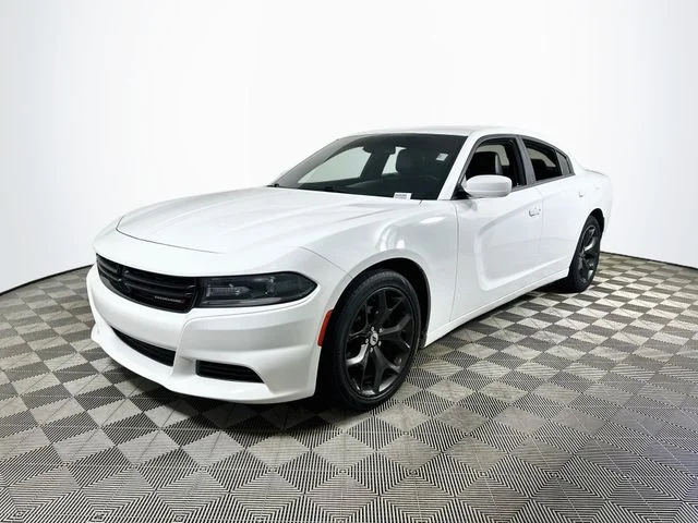 Used 2019 White Dodge SXT image 7