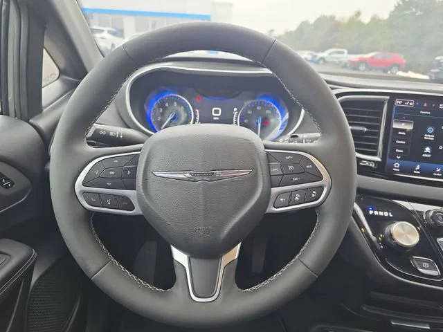 Used 2025 Gray Chrysler Select image 15
