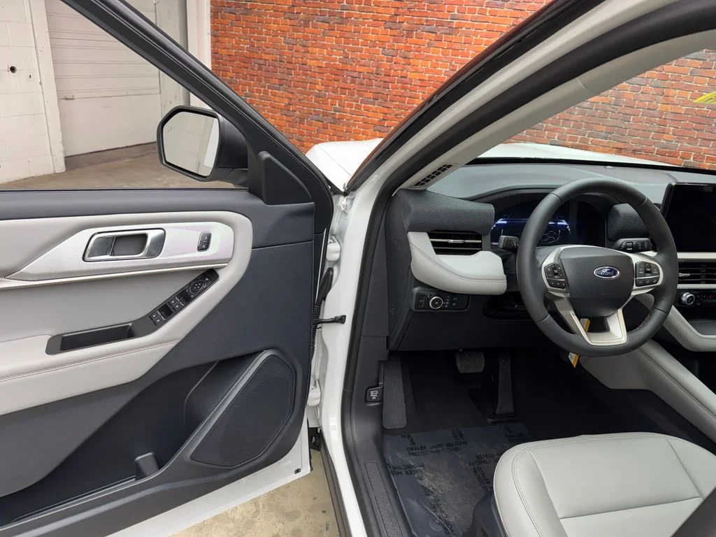 New 2026 Star White Metallic Tri-Coat Ford Active image 9