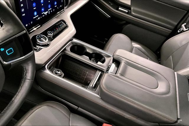 Used 2025 Oxford White Ford Active image 18