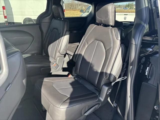 New 2026 Diamond Black Crystal Pearl-Coat Exterior Paint Chrysler Select image 15