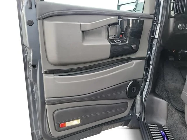 Used 2025 Special Exterior Color GMC Work Van image 9
