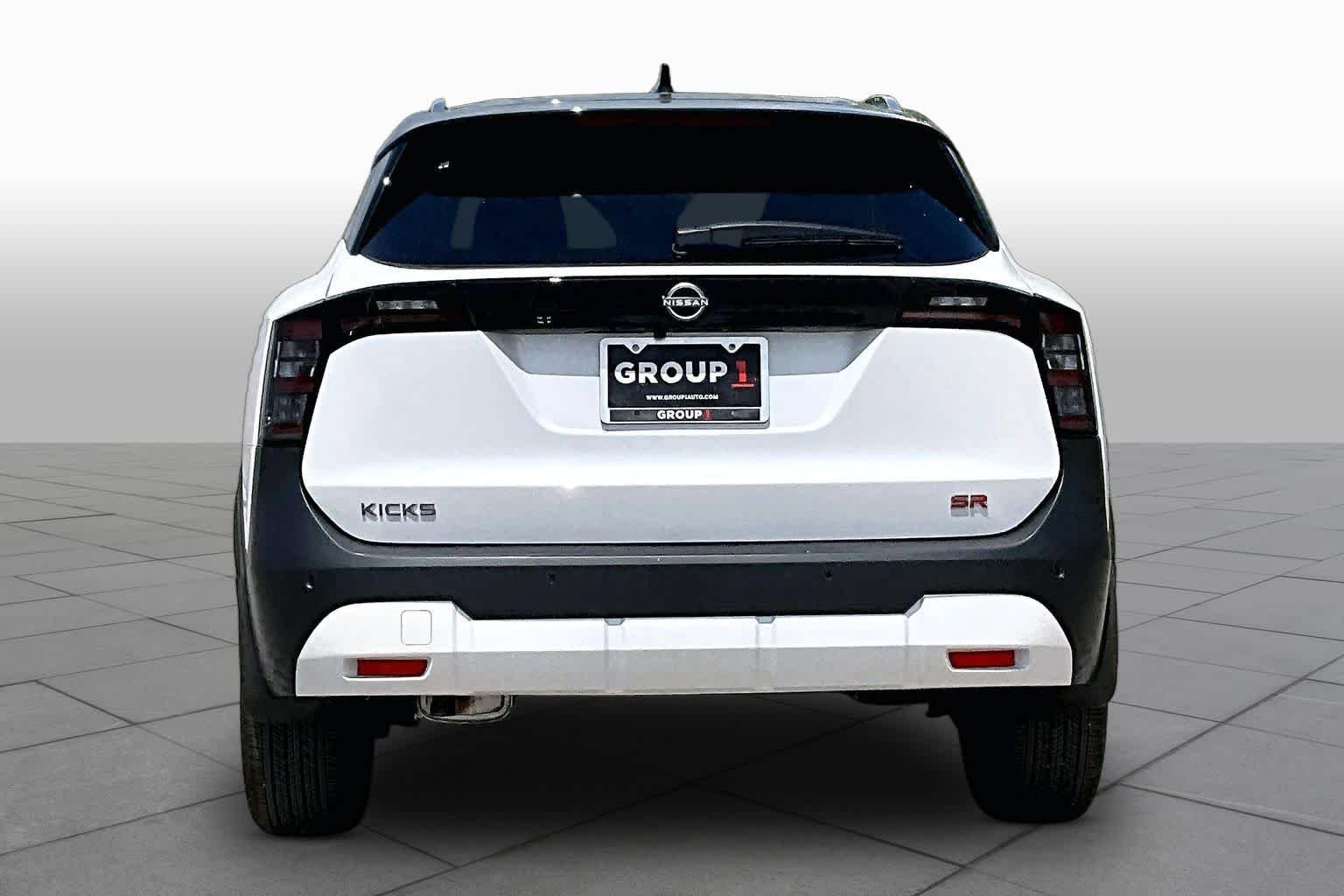 New 2026 Aspen White Tricoat/Super Black Nissan SR image 4