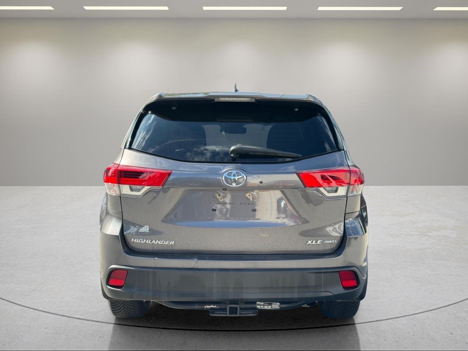 Used 2018 Predawn Gray Mica Toyota XLE image 4
